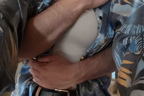 Muške ruke nežno grle ženin stomak - Podrska partnera tokom trudnoće i IVF procesa