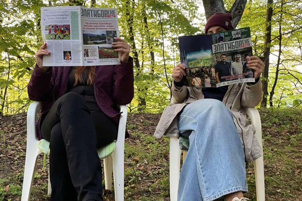 Dve-zene-koje-citaju-novine-i-dele-pricu